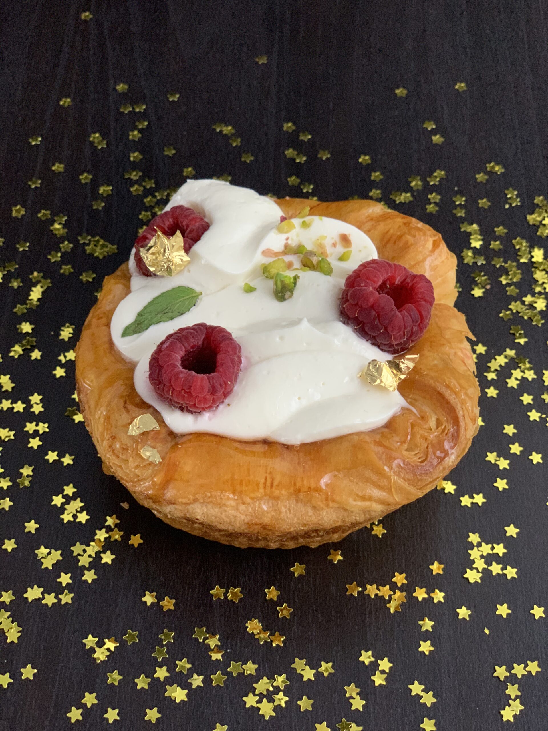 Danesa con frambuesas y crema